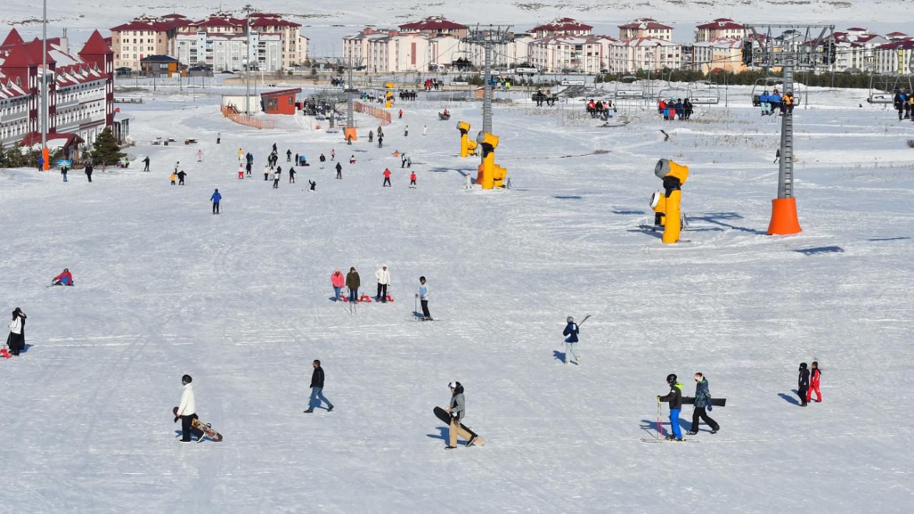 Sarıkamış'ta ücretsiz kayağın son günü