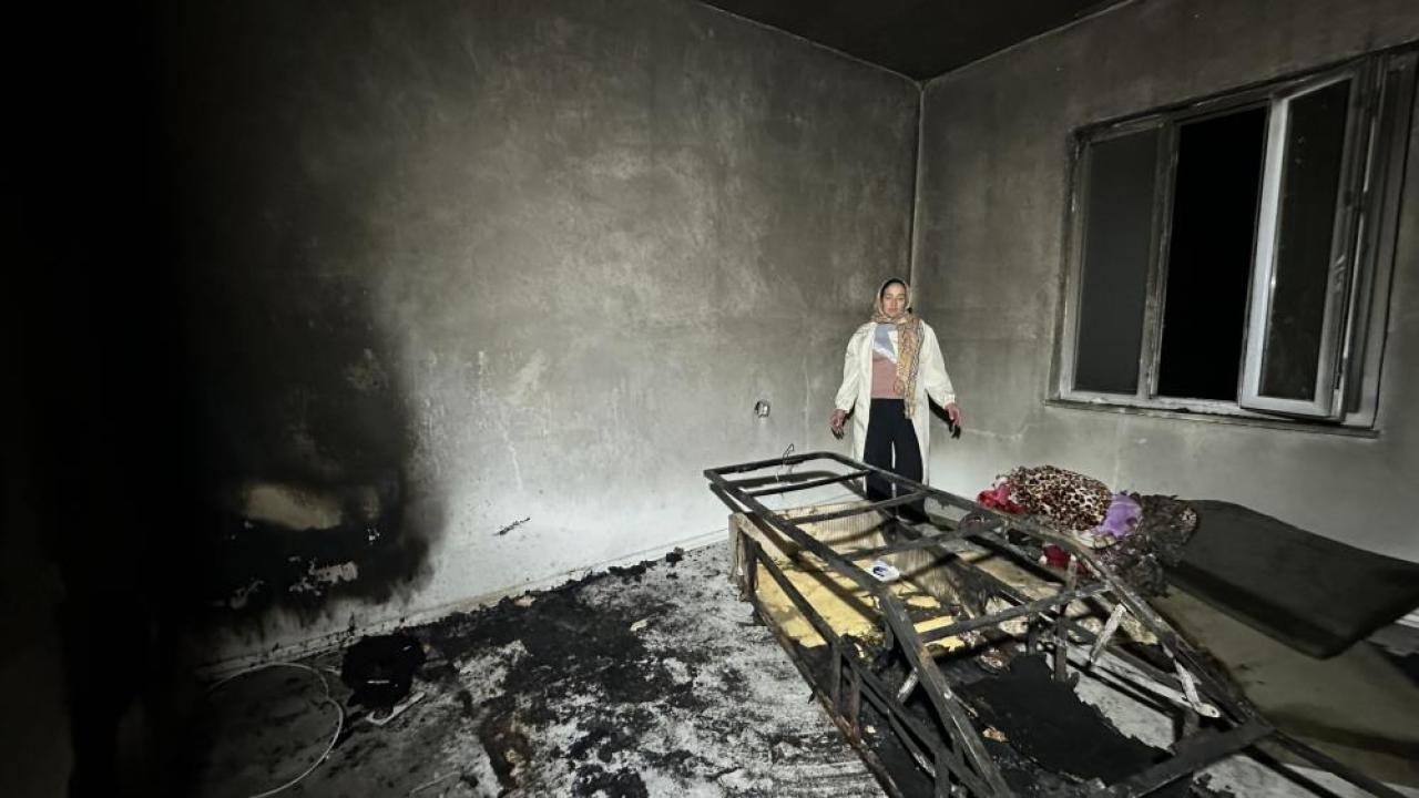 Şarja takılı telefonun patladı ortalık savaş alanına döndü