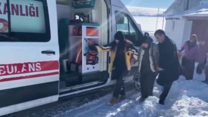Selim'de yoğun kardan yolu kapanan köydeki hasta kurtarıldı