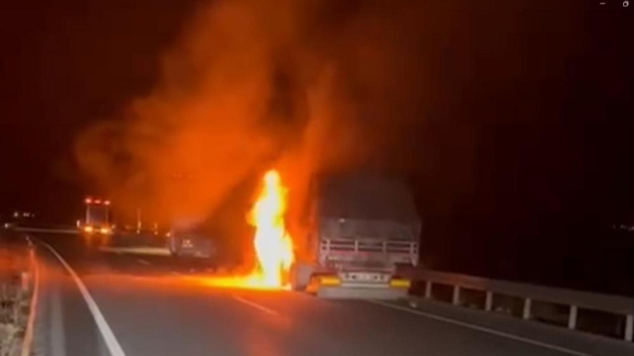 Seyir halindeki tır alev topuna döndü