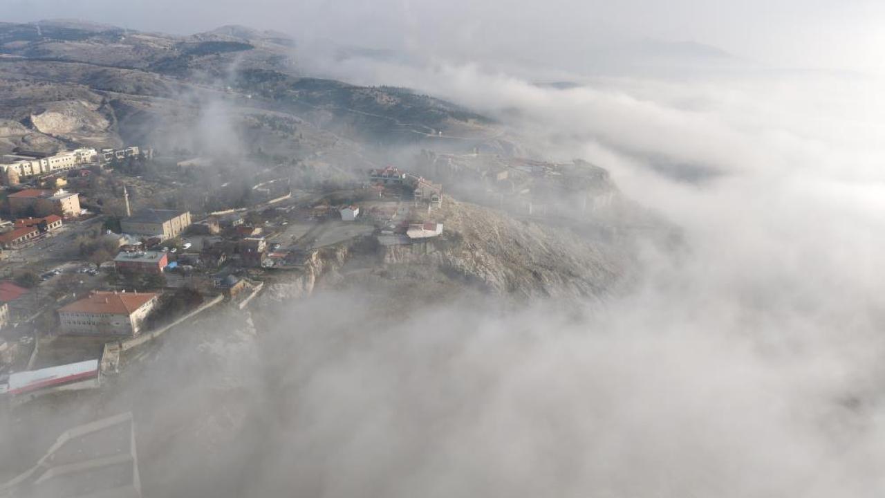 Sis bulutları kartpostallık görüntüler oluşturdu