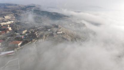 Sis bulutları kartpostallık görüntüler oluşturdu