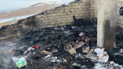 Soba bacasından çıkan yangın binanın çatısını sardı