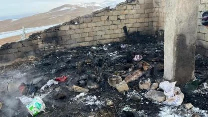 Soba bacasından çıkan yangın binanın çatısını sardı