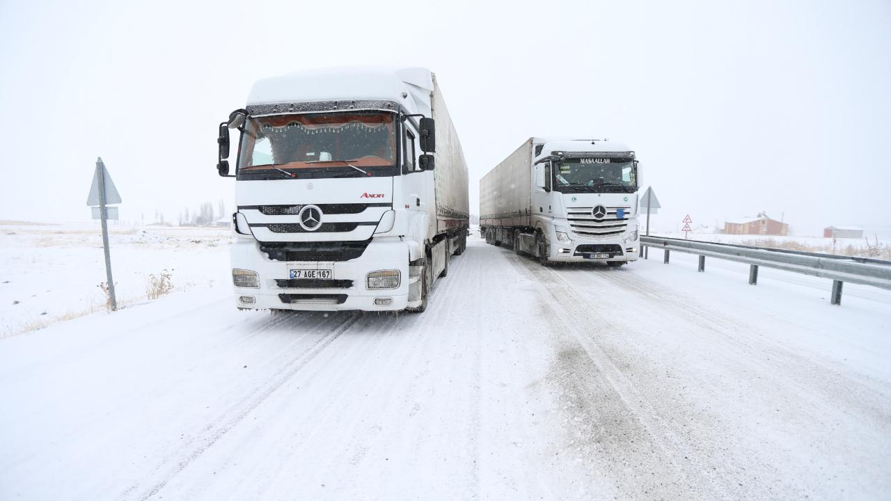 Susuz'da yolda kalan tırlar kurtarıldı