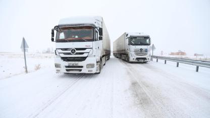 Susuz'da yolda kalan tırlar kurtarıldı