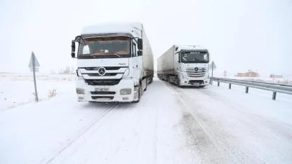 Susuz'da yolda kalan tırlar kurtarıldı