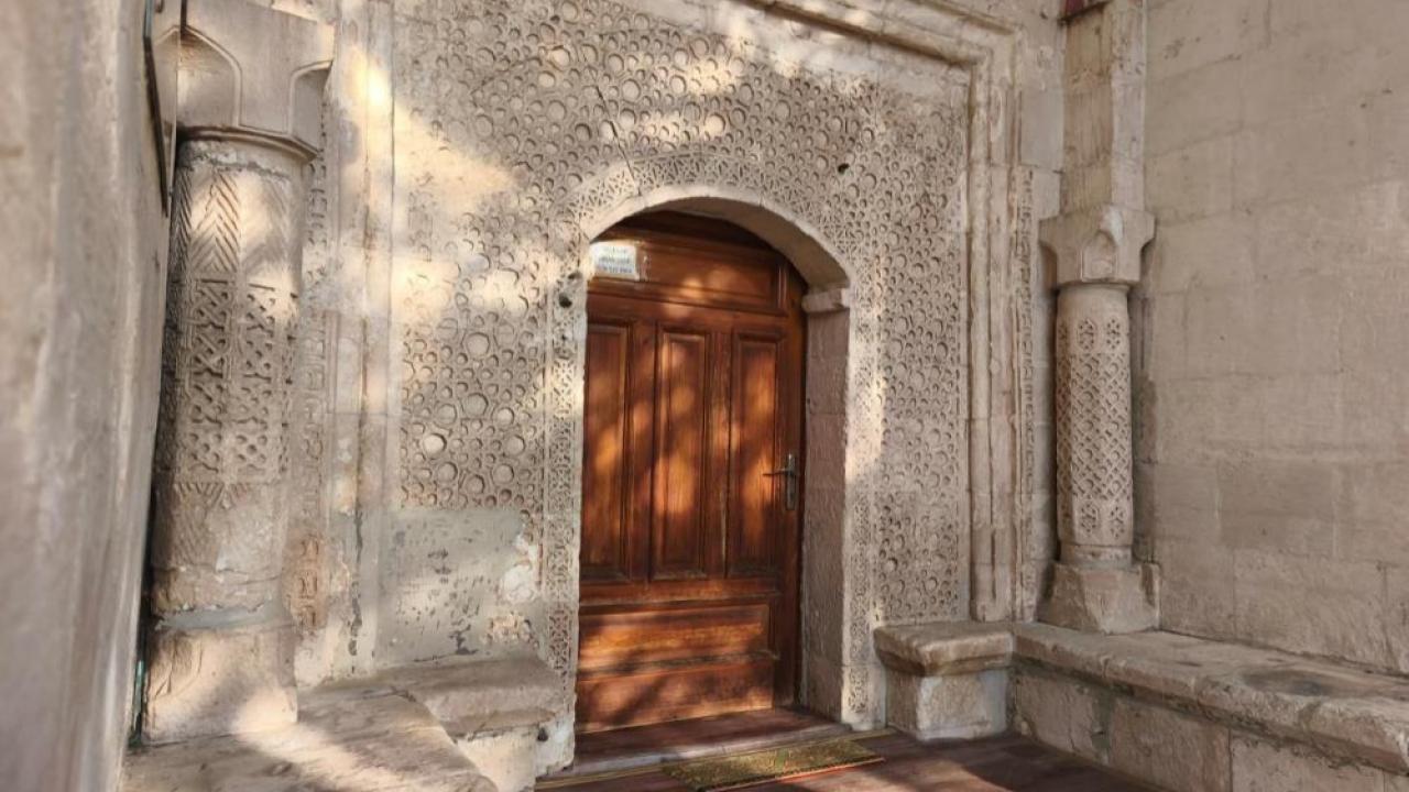 Tarihi camideki denge sütunları ilgi çekiyor