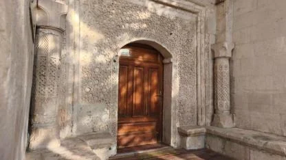 Tarihi camideki denge sütunları ilgi çekiyor