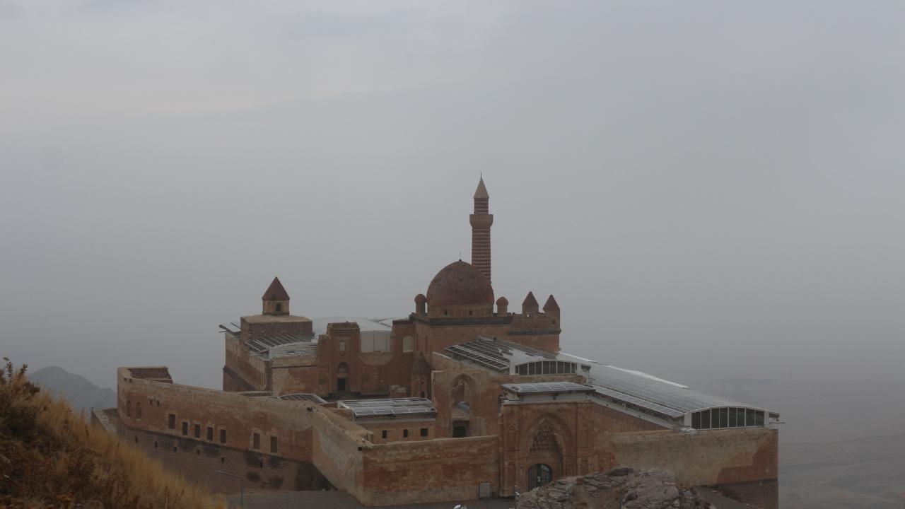 Tarihi yapı sise gömüldü