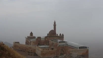 Tarihi yapı sise gömüldü