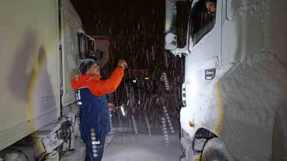 Tendürek’te tipi nedeniyle onlarca araç yolda kaldı