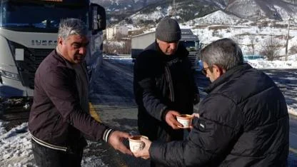 Tipi nedeniyle yolda kalan tır şoförlerine çorba dağıtıldı