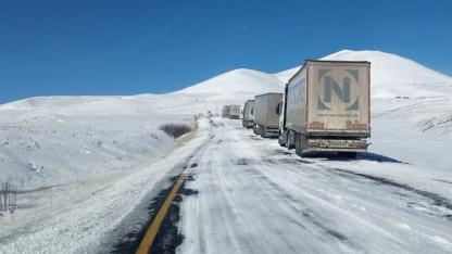 Tipiden kapanan Ardahan-Şavşat yolu kontrollü ulaşıma açıldı