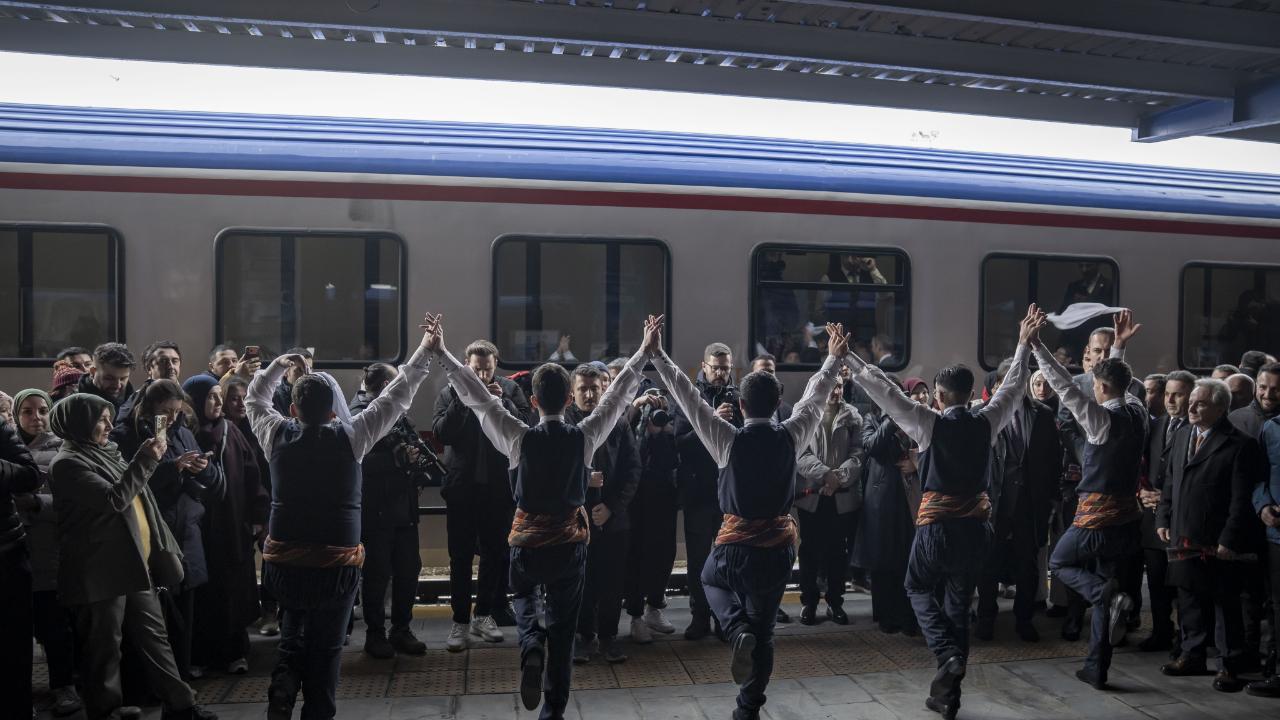 Turistik Doğu Ekspresi Erzurum'da coşkuyla karşılandı