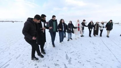 Turistik trenin ilk yolcuları Çıldır Gölü'nde eğlendi