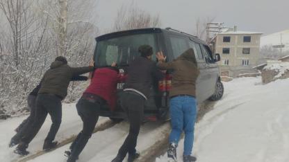 Vatandaşların kar yağışıyla mücadelesi başladı