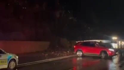 Yamaçlardan düşen taş ve kaya parçaları yolu kapattı