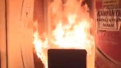 Yanan işletmenin yardımına esnaf yetişti