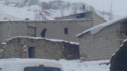 Yoğun kar yağışı 90 yerleşim yerinin yolu kapattı