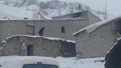 Yoğun kar yağışı 90 yerleşim yerinin yolu kapattı