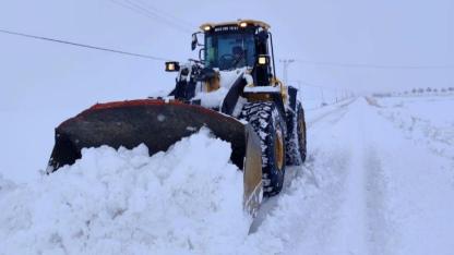 Yoğun kar yağışı nedeniyle 389 köy yolu ulaşıma kapandı