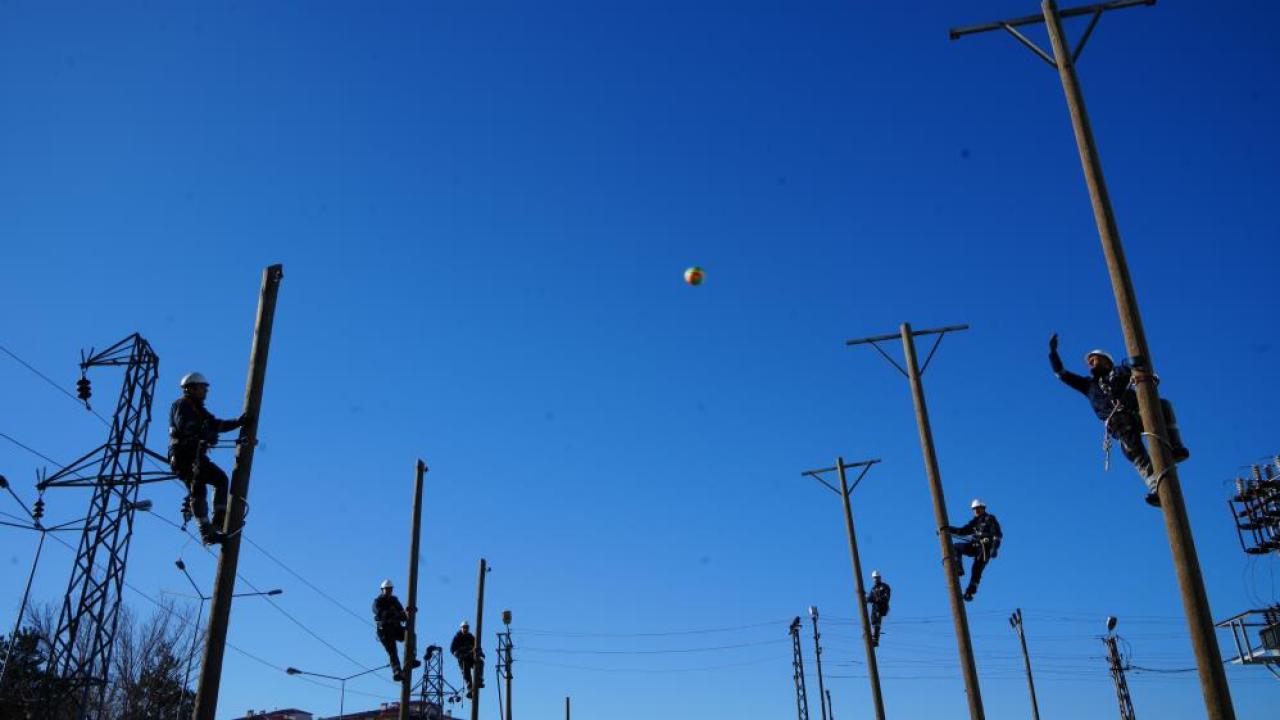 Yoğun kış şartlarına zorlu parkurda hazırlanıyorlar