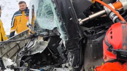 Yolcu otobüsü tıra çarptı