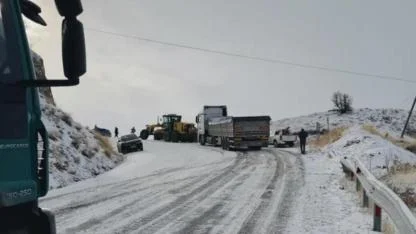 Yolda mahsur kalan araçlar kurtarıldı