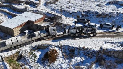 Yolda mahsur kalan tır kurtarıldı