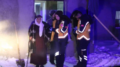 Yolların kapalı olduğu mezrada 70 yaşındaki hasta 112 ekiplerince hastaneye ulaştırıldı