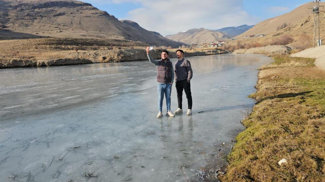 Yüzeyi donan Zilan Çay'ında kartpostallık görüntüler