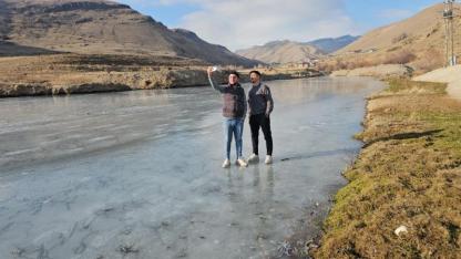 Yüzeyi donan Zilan Çay'ında kartpostallık görüntüler