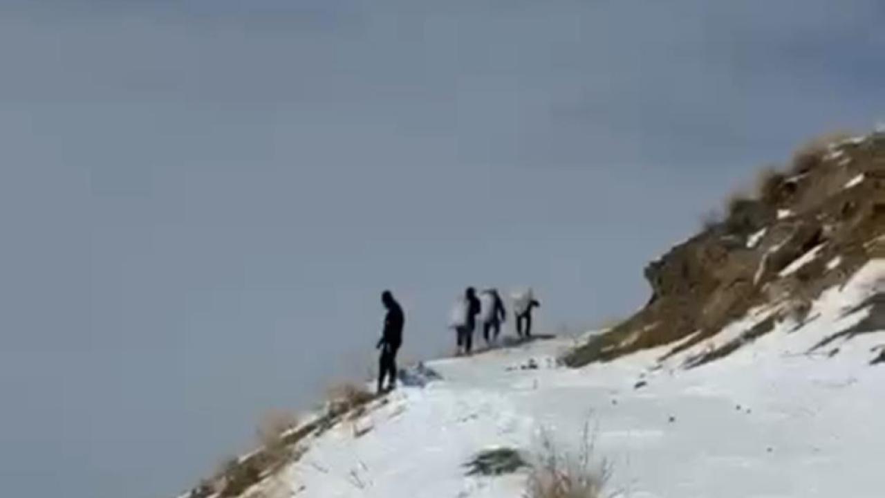 Zorlu yollardan geçilerek dağ keçilerine yem bırakıldı