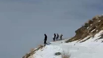 Zorlu yollardan geçilerek dağ keçilerine yem bırakıldı