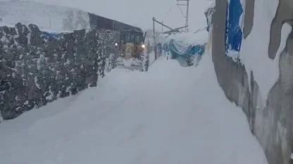 2 bin 300 rakımda zorlu karla mücadele çalışması