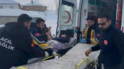 Ağrı Patnos Uzunca köyü’nde zamanla yarış: 15 yaşındaki hasta paletli ambulansla hastaneye götürüldü