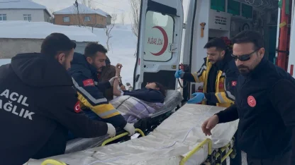 Ağrı Patnos Uzunca köyü’nde zamanla yarış: 15 yaşındaki hasta paletli ambulansla hastaneye götürüldü