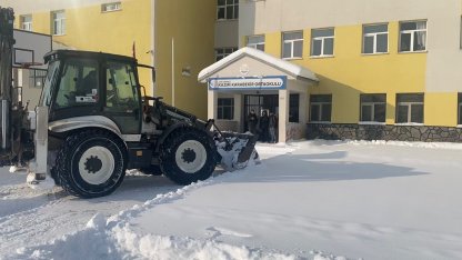 Ağrı’da 90 okul ve kamu kurumunda kar temizleme çalışması
