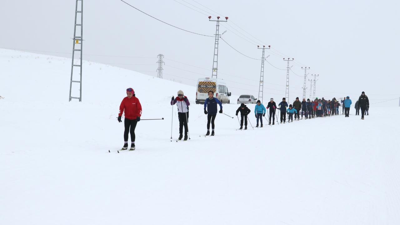 Ağrı’da çocuklar zirveye koşuyor