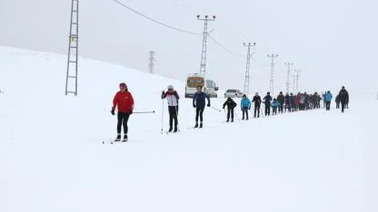 Ağrı’da çocuklar zirveye koşuyor