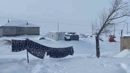 Ağrı’da köyler kara gömüldü