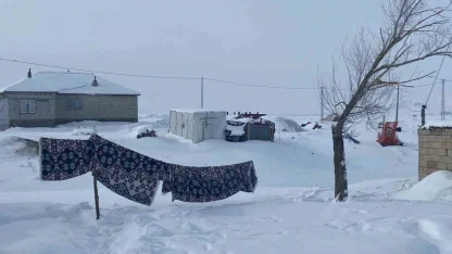 Ağrı’da köyler kara gömüldü
