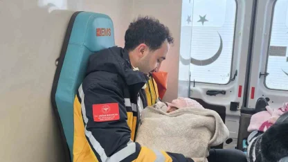 Ağrı’da sağlık ekipleri evde doğuma yetişti