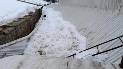 Ahır tavanı çöktü, 1 hayvan telef oldu