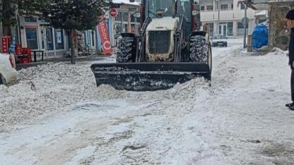 Akyaka'da karla mücadele sürüyor