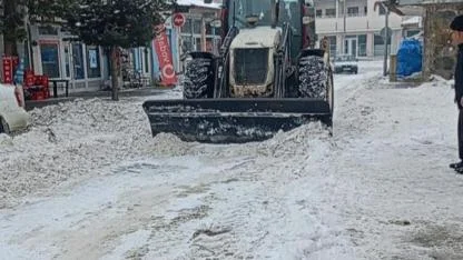 Akyaka'da karla mücadele sürüyor