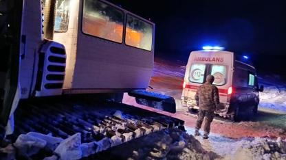 Akyaka'da hasta kadın Mehmetçik desteğiyle hastaneye ulaştırıldı