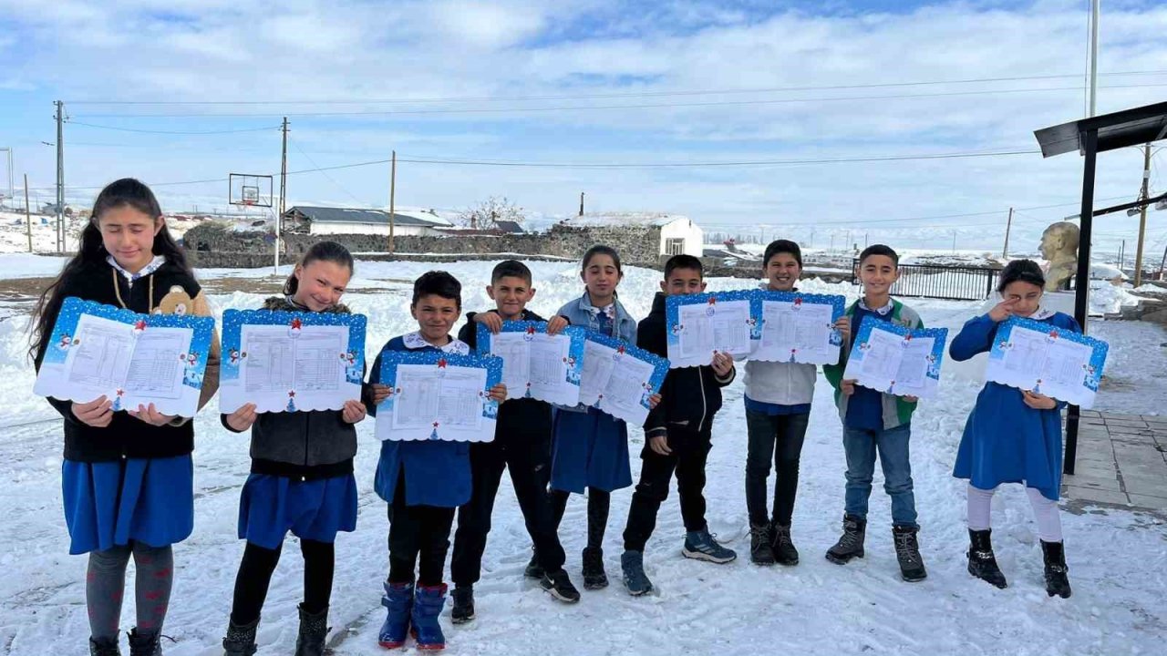 Akyaka’da köy okulunda öğrenciler karnelerini aldı