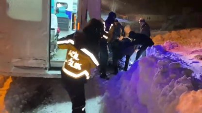 Karla kapanan mahallede sağlık ekipleri hastaya ulaştı